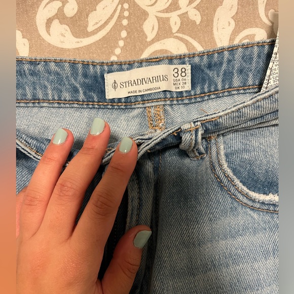 Trendy Stradivarius Light Wash Jeans - Size US 6/M. - Picture 2 of 5